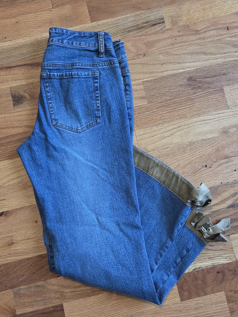 Boho Jeans Women's 2 Classic Blue Denim Cropped Floral Lower Leg Ribbon Detail